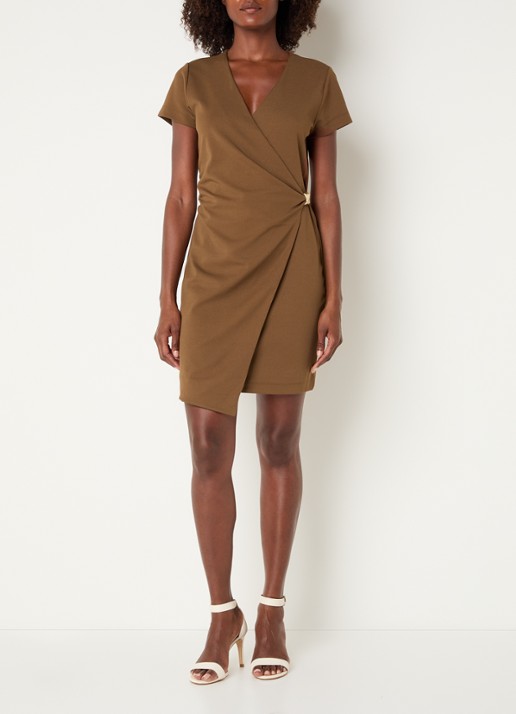 NIKKIE Rimini mini jurk met V-hals - voorkant 4 cognac