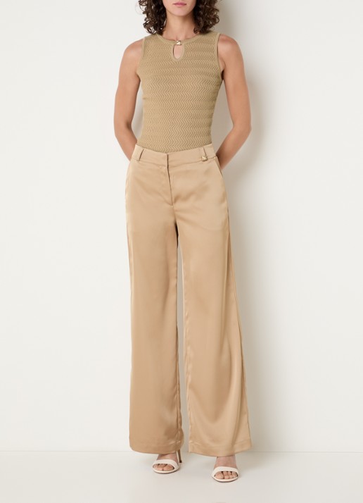 NIKKIE Riom top met structuur - voorkant 3 camel