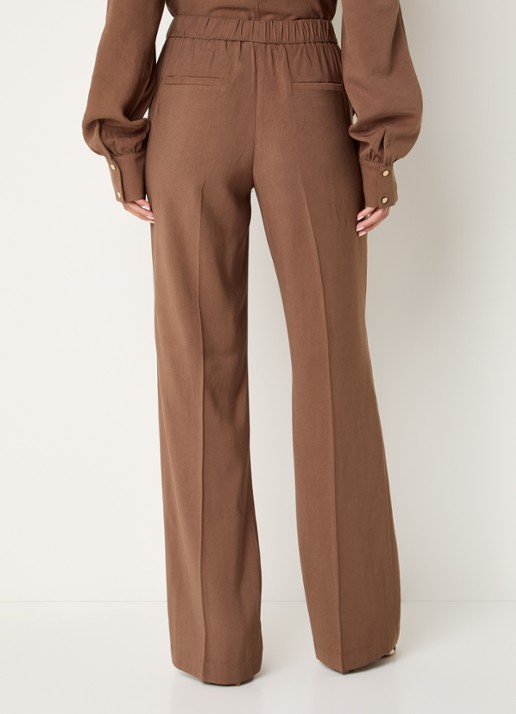 NIKKIE Riva mid waist straight fit pantalon met persplooi en steekzakken - achterkant bruin