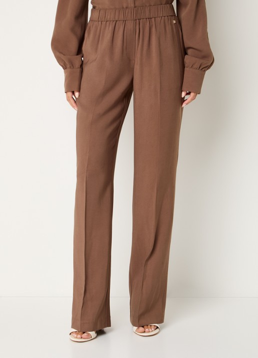 NIKKIE Riva mid waist straight fit pantalon met persplooi en steekzakken - detail 4 bruin