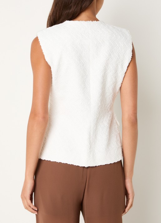 NIKKIE Rosetta grofgebreid gilet met ronde hals - achterkant 4 wit