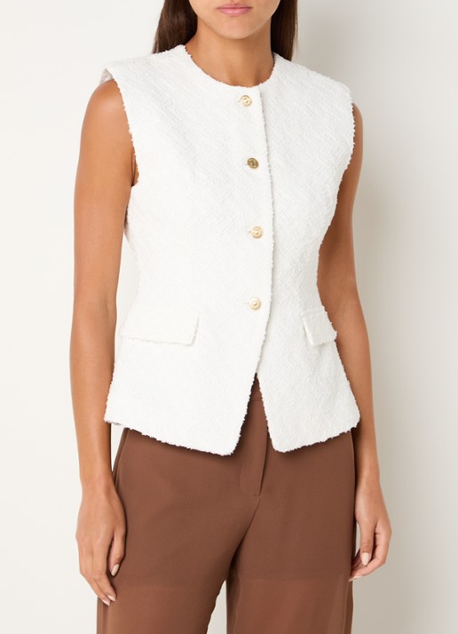 NIKKIE Rosetta grofgebreid gilet met ronde hals - detail wit