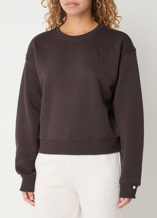 NIKKIE Swirl sweater met logoborduring