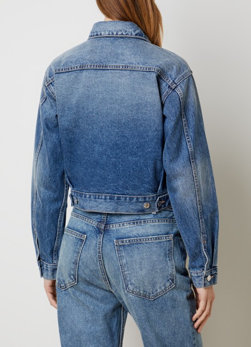 Nili Lotan Clement cropped spijkerjas met klepzakken - achterkant 6 indigo