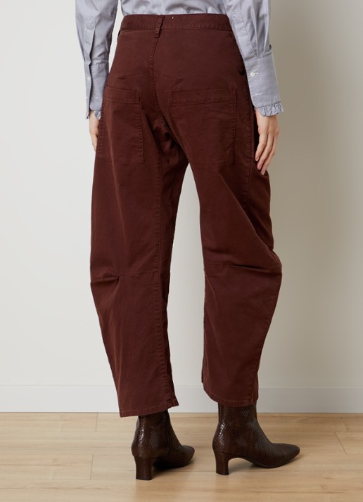 Nili Lotan Shon mid waist balloon fit broek met opgestikte zakken - achterkant roodbruin