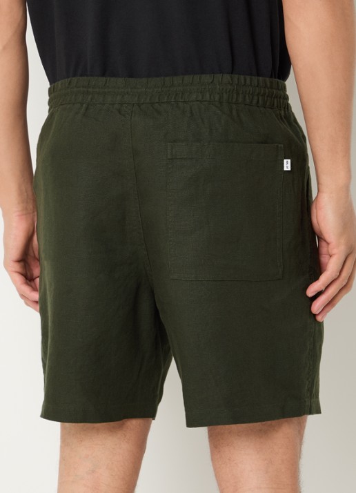 NN.07 Gregor straight fit korte broek van linnen met steekzakken - achterkant legergroen