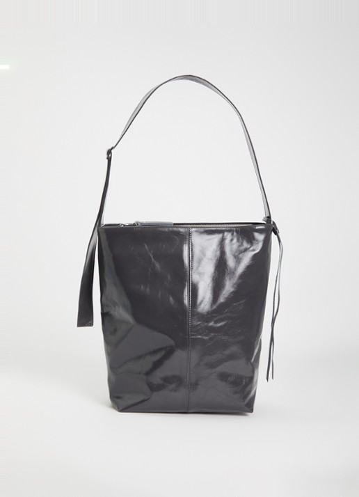 Nona Schoudertas van leer met lakfinish