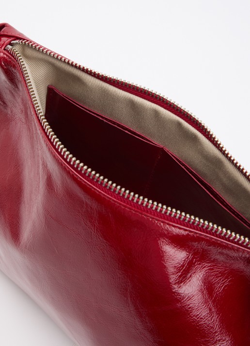 Nona Zip Pocket schoudertas van lakleer met verstelbare schouderriem - detail 2 kersenrood
