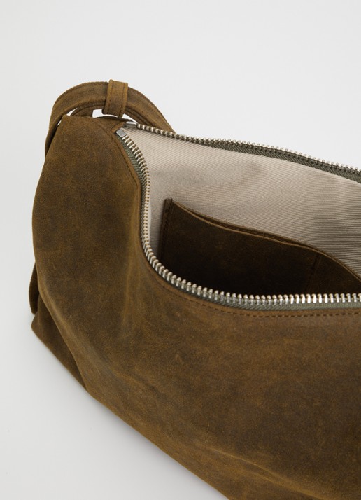 Nona Zip Pocket schoudertas van suède - detail 2 olijfgroen