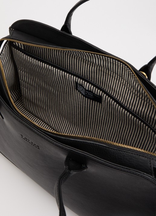 O My Bag Alma schoudertas van leer met 16 inch laptopvak  - detail zwart