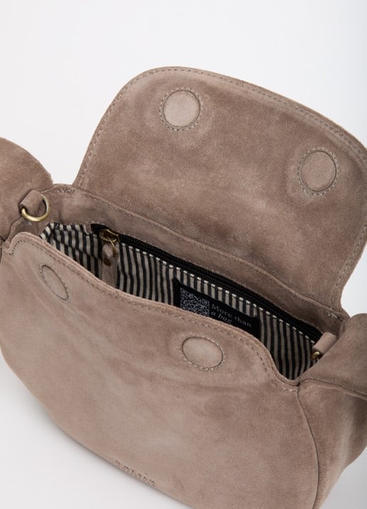 O My Bag Coco Croissant handtas van suède met afneembare schouderiem - detail donkerbeige