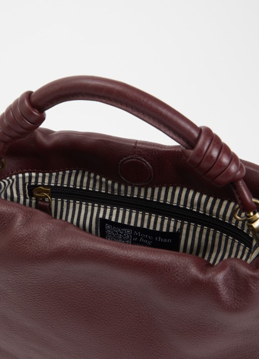 O My Bag Kiki Mini handtas van leer met afneembare schouderriem  - detail kersenrood