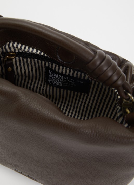 O My Bag Kiki Mini handtas van leer met afneembare schouderriem  - detail chocoladebruin