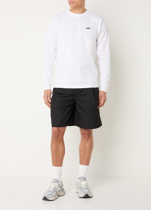 Obey Dean wide fit korte broek met persplooi en steekzakken - voorkant 3 zwart