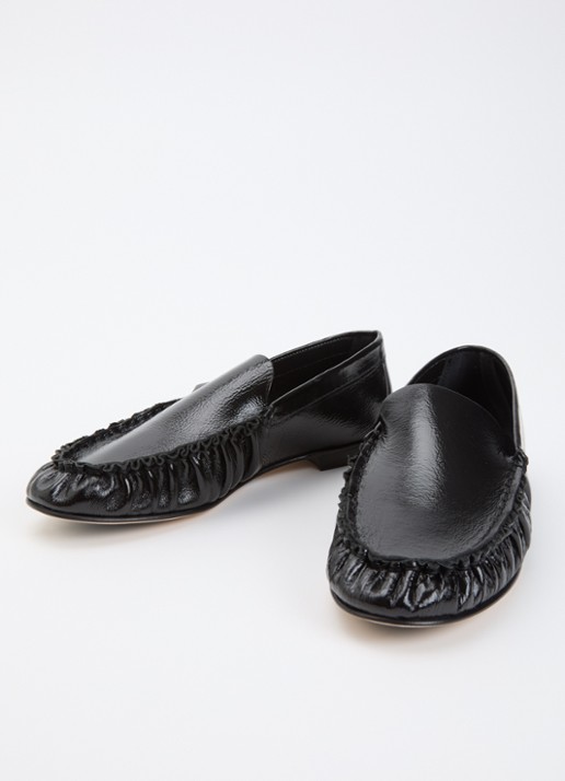 Odare Elena loafer van leer met lakfinish - detail zwart