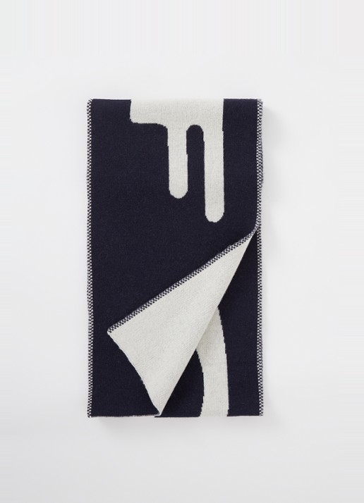 OLAF Logo sjaal in wolblend met ingebreid patroon 200 x 30 cm - voorkant 2 donkerblauw