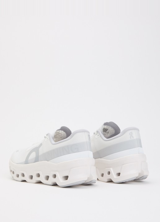 On Cloudmonster 1 hardloopschoen van mesh met logo  - achterkant 2 wit