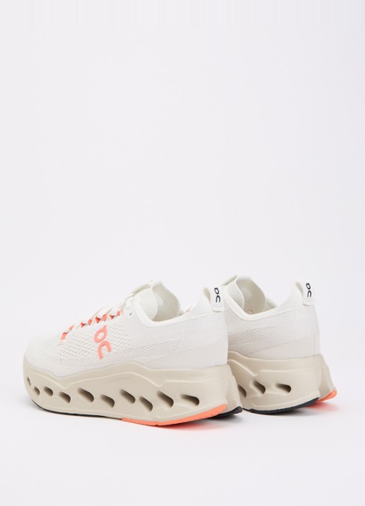 On Cloudsurfer Max sneaker met gebreid bovenwerk - achterkant creme