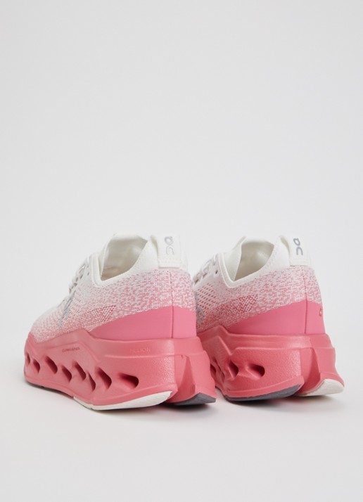 On Cloudsurfer Max sneaker met gebreid bovenwerk - achterkant 4 roze