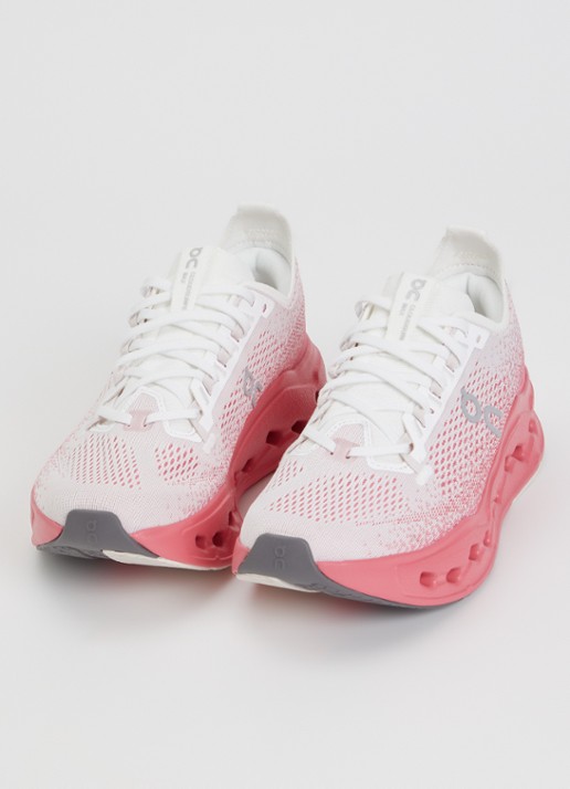On Cloudsurfer Max sneaker met gebreid bovenwerk - detail roze