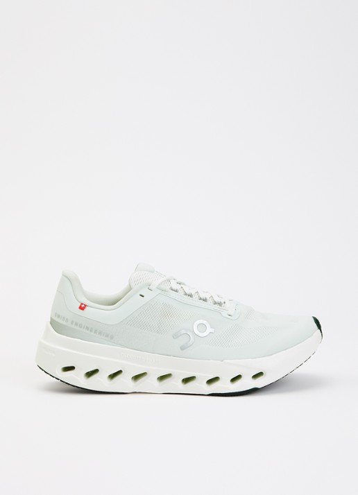 On Cloudsurfer Next sneaker met details van mesh