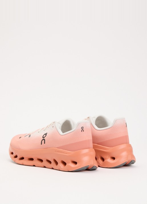 On Cloudtilt sneaker met gebreid bovenwerk - achterkant zalmroze