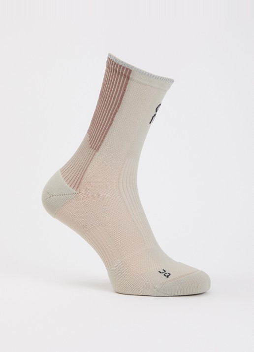 On Performance Run sokken met logo - voorkant beige