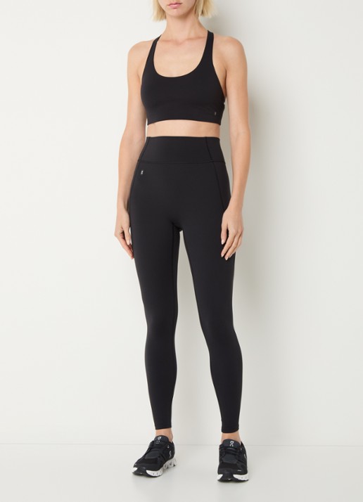 On Studio Racerback sport bh met light support en uitneembare vulling - voorkant 2 zwart