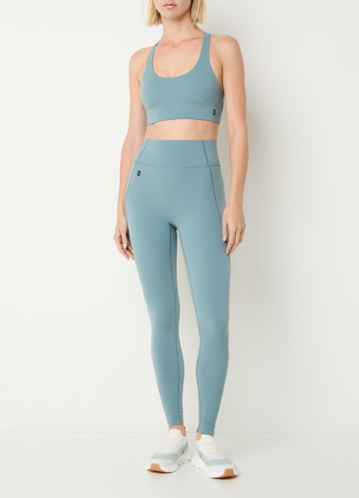 On Studio Racerback sport bh met light support en uitneembare vulling - voorkant 2 blauw