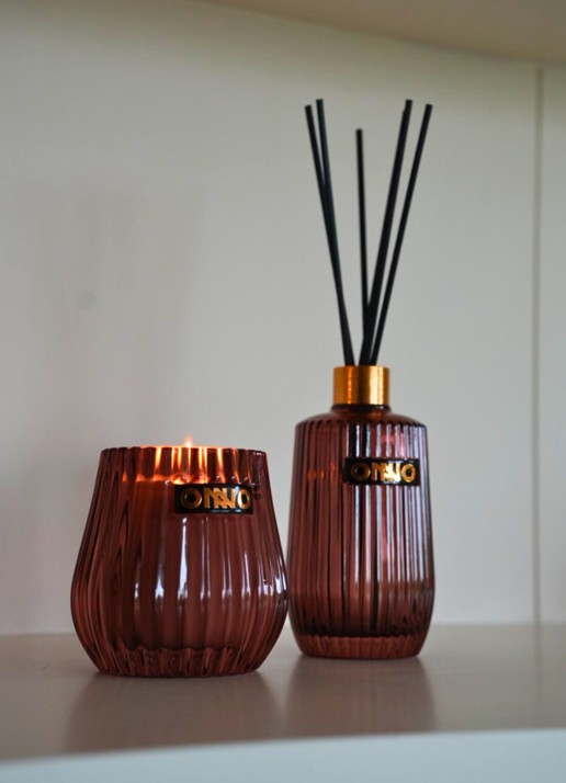 Onno Precious Oud geurstokjes 375 ml - voorkant 2 bordeauxrood