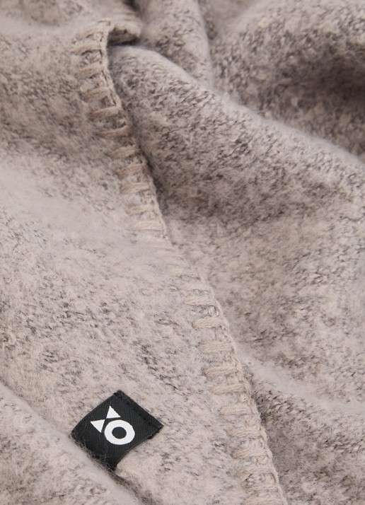 OPUS Amadsi sjaal 210 x 110 cm - detail 2 middengrijs
