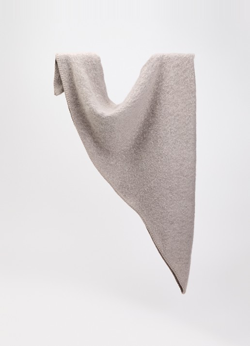 OPUS Amadsi sjaal 210 x 110 cm - voorkant 3 middengrijs