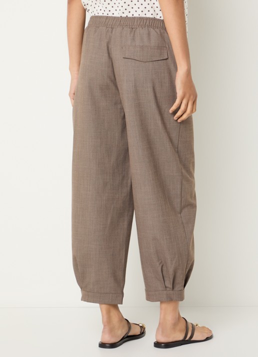 OPUS Myha mid waist tapered fit chino met opgestikte zakken  - achterkant 3 lichtbruin