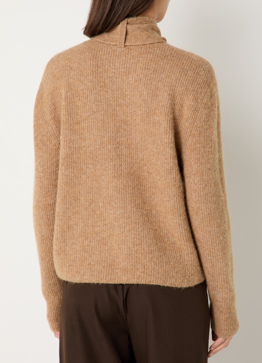 OPUS Parf fijngebreide trui in alpaca wolblend met sjaalkraag - achterkant camel