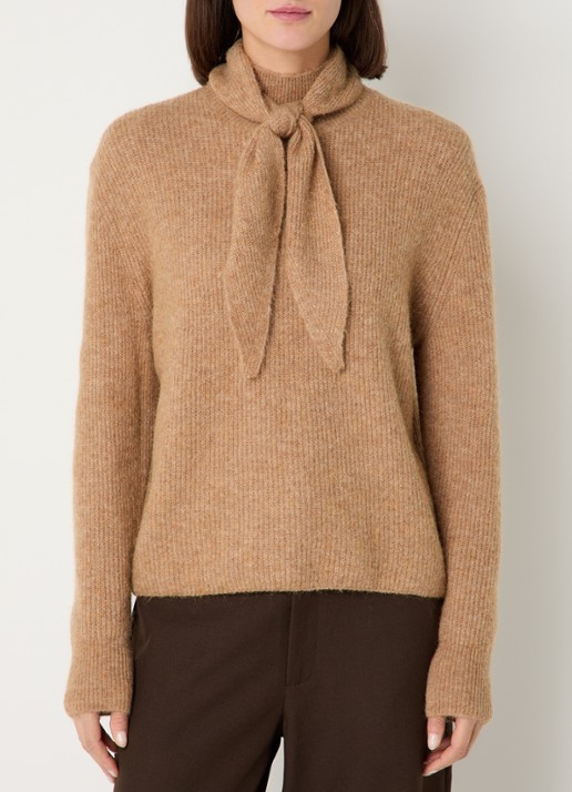 OPUS Parf fijngebreide trui in alpaca wolblend met sjaalkraag - detail 2 camel