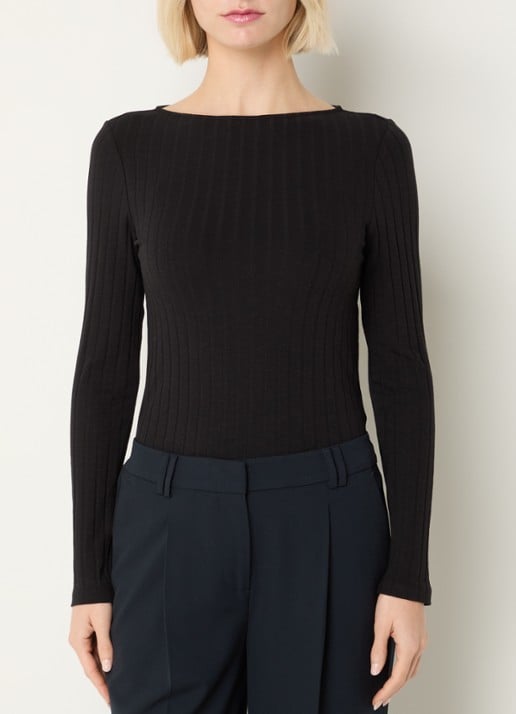 OPUS Sovke top met boothals en ribstructuur