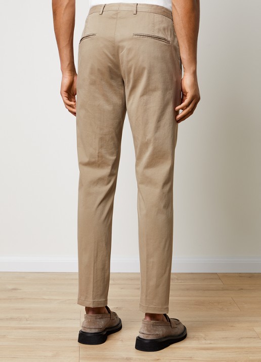 Oscar Jacobson Denz tapered fit chino met steekzakken - achterkant 8 camel