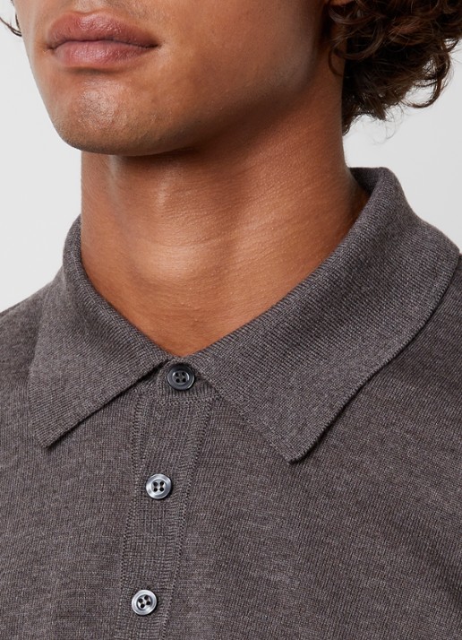 Oscar Jacobson Melvin fijngebreide regular fit polo van scheerwol - detail 2 taupe