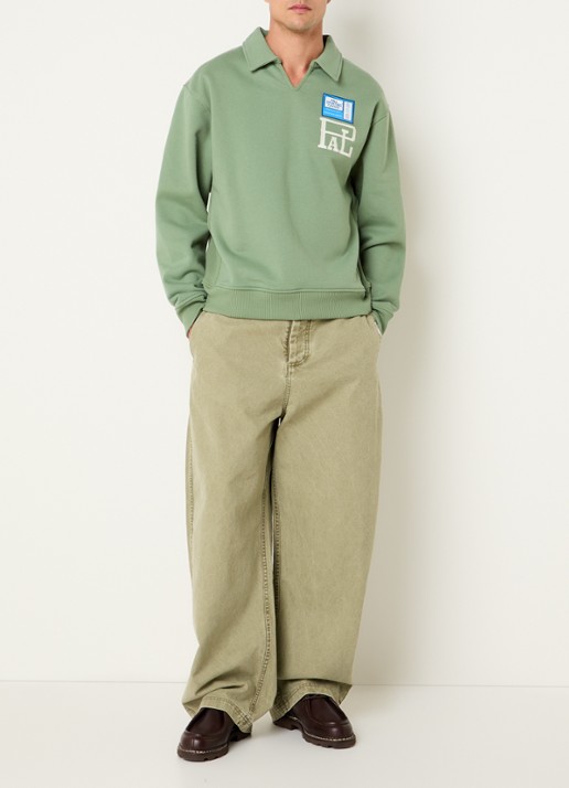 PAL Sporting Goods P&L sweater met logoborduring en polokraag - voorkant 2 lindegroen
