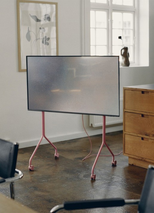 Pedestal Moon Rollin' TV standaard 121 cm - voorkant 3 roze