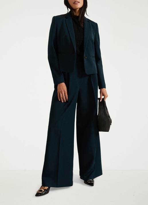 Phase Eight Arabella cropped blazer met paspelzakken - voorkant 2 donkergroen