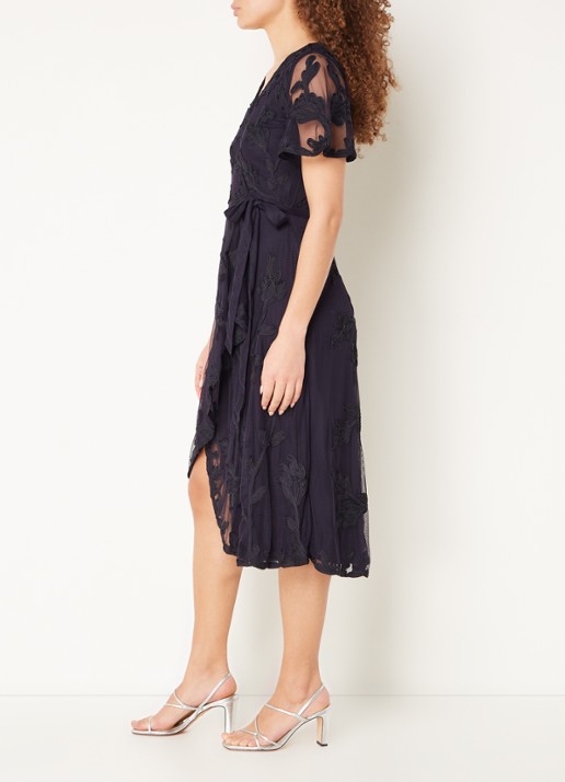 Phase Eight Clara midi wikkeljurk met bloemborduring - voorkant 3 donkerblauw