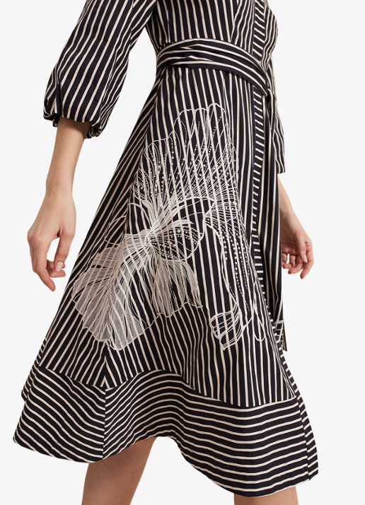 Phase Eight Corina midi blousejurk met print en strikceintuur - detail 3 zwart