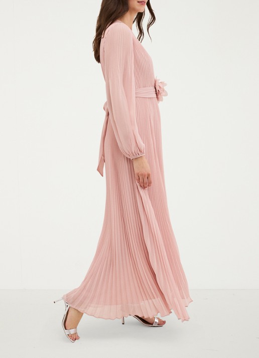 Phase Eight Isadora maxi jurk met plissé en strikceintuur - voorkant 3 lichtroze