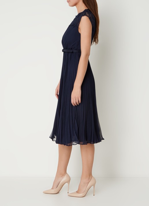 Phase Eight Makaela midi jurk met plissé en ceintuur  - voorkant 3 donkerblauw