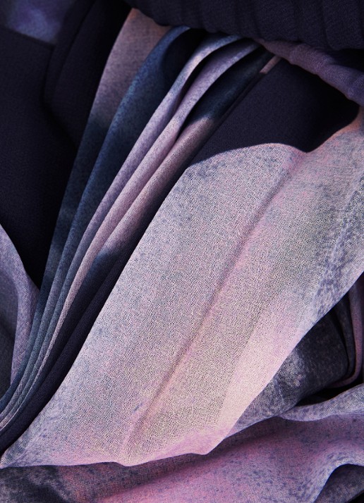 Phase Eight Petite Abigail maxi jurk met bloemenprint en plissé - detail 6 donkerblauw
