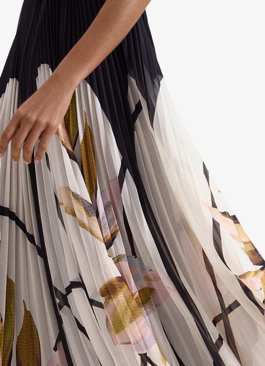 Phase Eight Uma maxi jurk met V-hals en plooien - detail 5 zwart