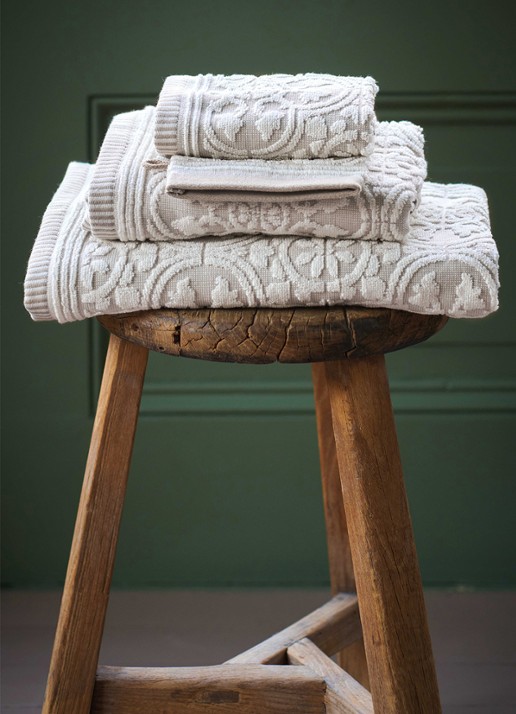 Pip Studio Tile de Pip badhanddoek 140 x 70 cm - voorkant 4 khaki