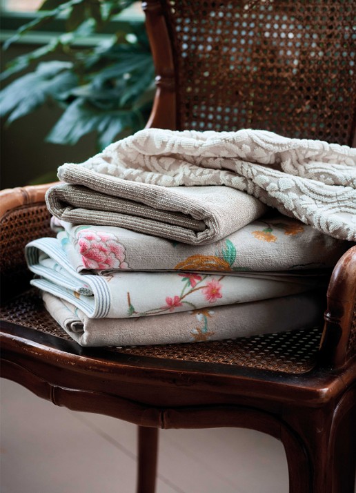 Pip Studio  Tile de Pip douchehanddoek 55 x 100 cm  - achterkant 4 khaki