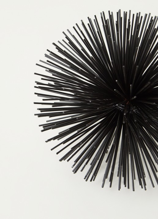 POLSPOTTEN Prickle Small decoratie van messing - detail zwart